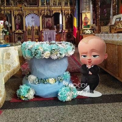 Decor cristelnita botez baiat cu flori albe și albastre