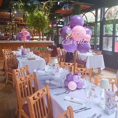 Aranjamente baloane pentru masa cu roz si mov