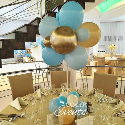 Aranjamente masa cu baloane albastre pentru botez baiat