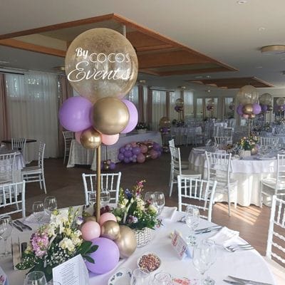 Aranjamente masa cu baloane aurii si roz pentru botez fetita