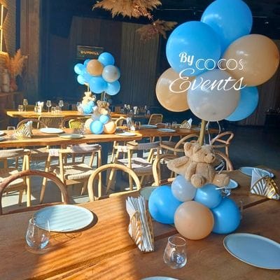 Aranjamente masa botez cu baloane albastre si crem. Tematica Ursulet