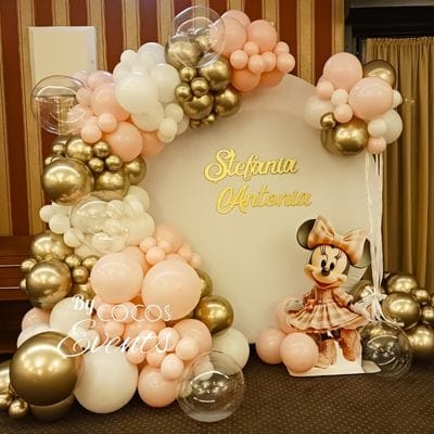 Arcada Baloane Minnie Mouse pentru fetita cu baloane in nuante de roz, alb si auriu.