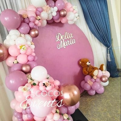 Aranjamente baloane Botez - Arcada Baloane Botez Fetita cu baloane roz și alb - Tematica Ursulet