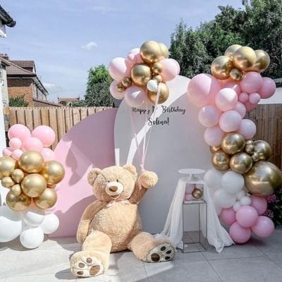 Aranajmente Baloane Botez Fetita cu Ursulet si Baloane in nunate de roz, alb si auriu.