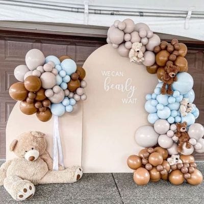 Decor Baloane Botez cu Ursulet si Baloane in nunate de crem, maro si albastru.