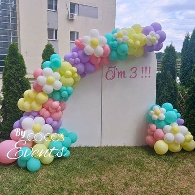 Panou Foto cu Baloane Curcubeu și Floricele penntru zi de naștere fetită.