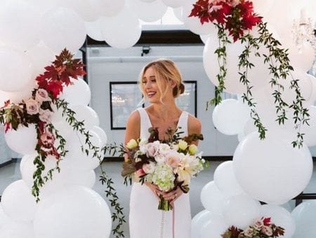 Decor cu baloane albe si flori pentru nunta în București