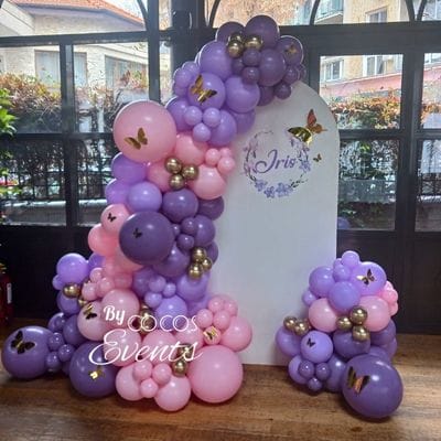 Panou foto pentru botez fetita cu baloane roz si mov + aranjamente cu fluturi