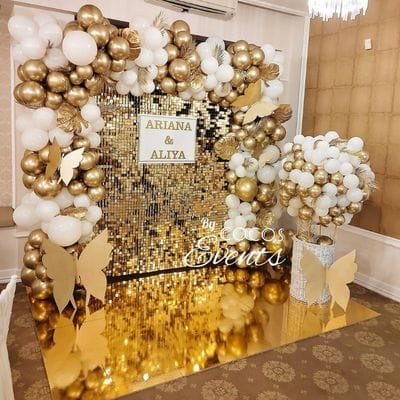 Decor Baloane cu Paiete Aurii si podea aurie pentru Botez, cu baloane albe si aurii.