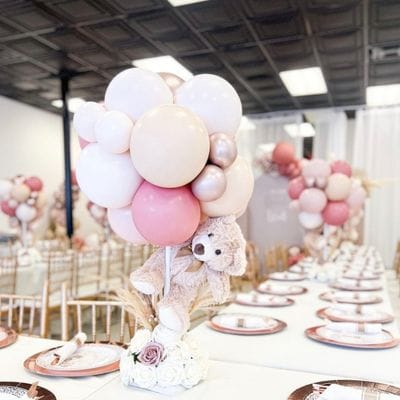 Aranjamente Masa Baloane pentru Botez Fetita in nunate de roz, alb si crem