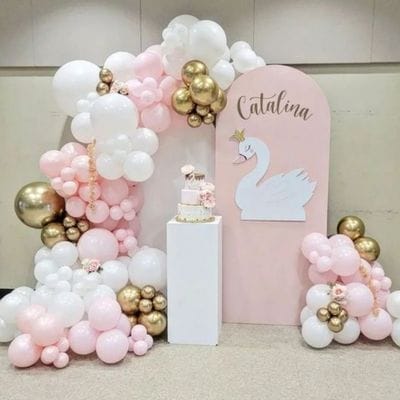 Aranjament baloane roz si alb pentru botez fetita Tematica Lebada