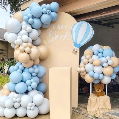 Decor baloane albastre si crem - Aranjamente baloane botez baiat cu ursulet