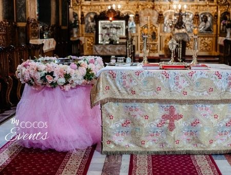 Aranjament Cristelnita Botez pentru fetită cu Flori Roz și Albe.