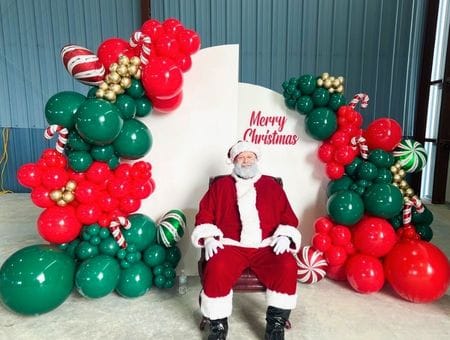 Mos Craciun cu costum autentic de inchiriat. Decor cu baloane de Craciun pentru petrcerile corporate.