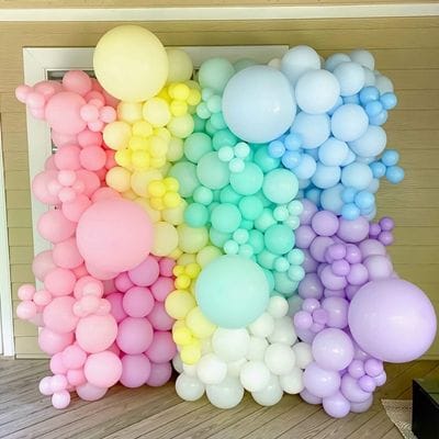 Aranjamente Baloane - Decor perete din baloane curcubeu