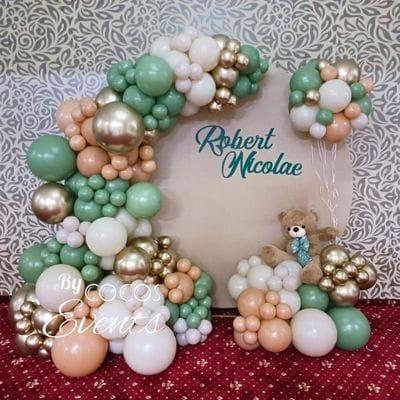 Photo corner cu baloane verzi si crem - tematica Ursulet Bucuresti