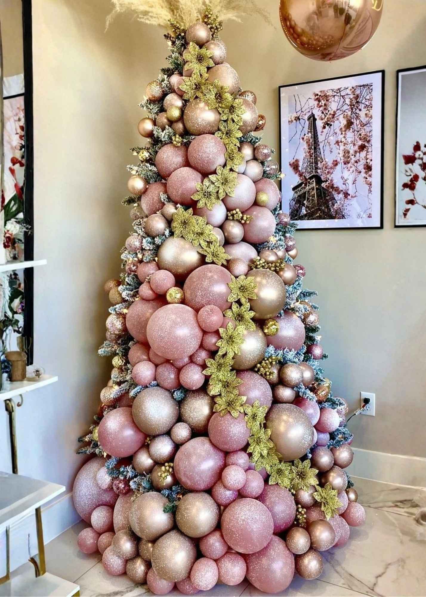 Brad de Craciun cu baloane