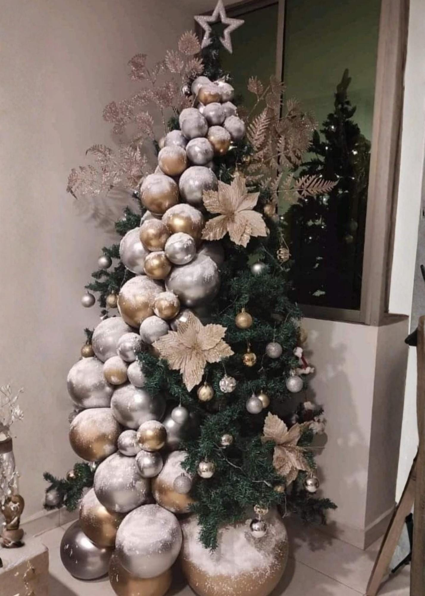 Brad de Craciun decorat cu baloane