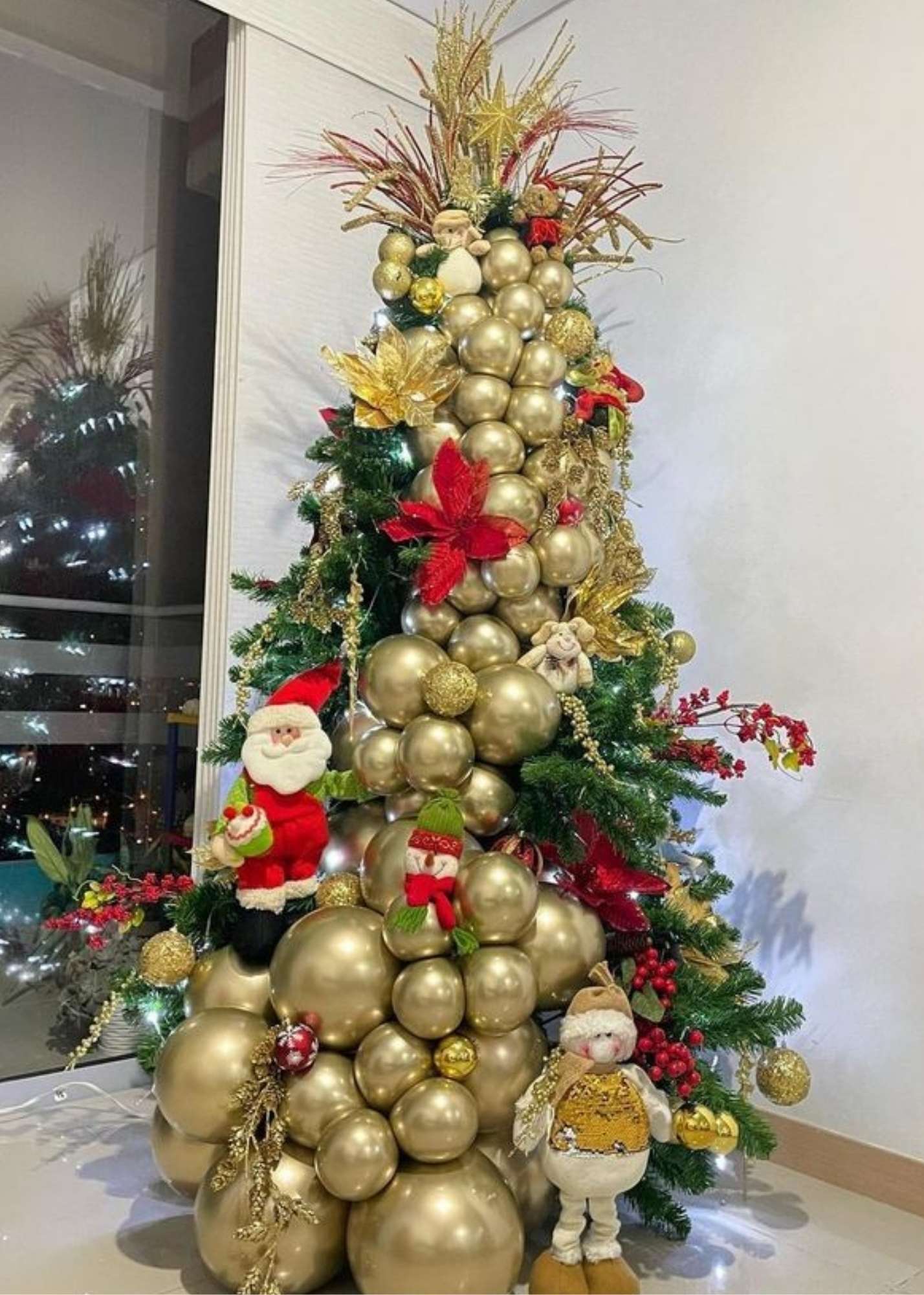 Brad de Craciun decorat cu baloane la domiciliu