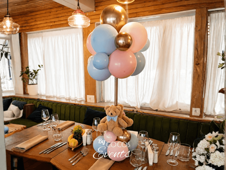 Decor baloane masa botez cu urs